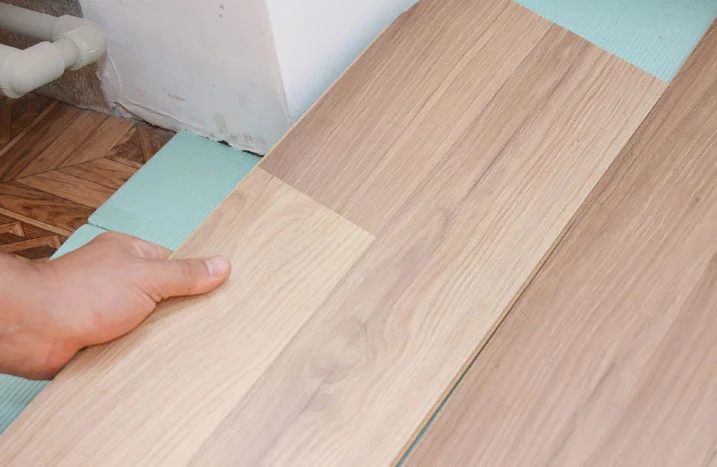Hand verlegt Laminat auf Trittschalldämmung